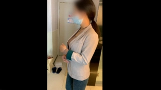 可爱的学生在POV中自慰并被她的继父剃光