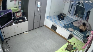 长相清纯萌妹和男友啪啪，按摩器先自慰口交上位骑乘猛操