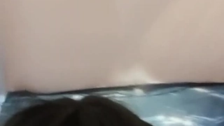 样子有点2逼的小混混骗了个没长几根毛的护校大胸妹酒店开房啪啪貌似朋友在旁边拍摄