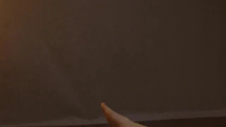 第一次闪现粉色乳头,因为青少年雕刻万圣节南瓜