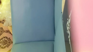 大学生Katy和她的男友和朋友一起参与了一个热辣的三人行。