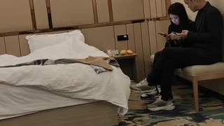 双重插入和拳交在狂野的跨种族肛交场景中,一个荡妇般的少女