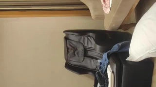 变态的棕发女郎近距离足交并自慰
