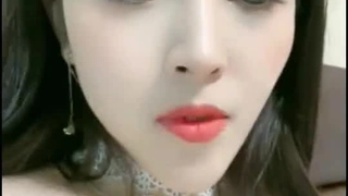G奶酒窝小姐姐 ！两个大奶露在外面揉捏 ！没穿内裤掰穴特写 ，说话嗲嗲
