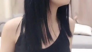 7KK把清楚可爱的反差婊踩在脚下自慰是真的骚