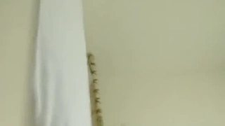 笔插进屁股里手指扣着骚逼