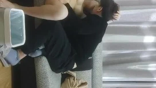 大学学生与房东的一对一宿舍变成了粗暴的性爱