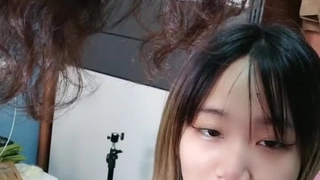 首次3p给老婆找帅气单男老婆害羞捂着脸不敢看淫水留到屁股缝了